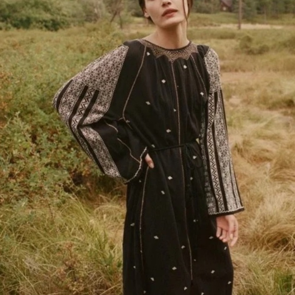 Doen Caravan embroidered maxi dress with lovely slit up the front.